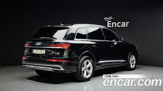 Audi Q7 2021 — photo 2