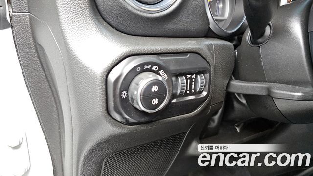 Jeep Wrangler 2022 — photo 18