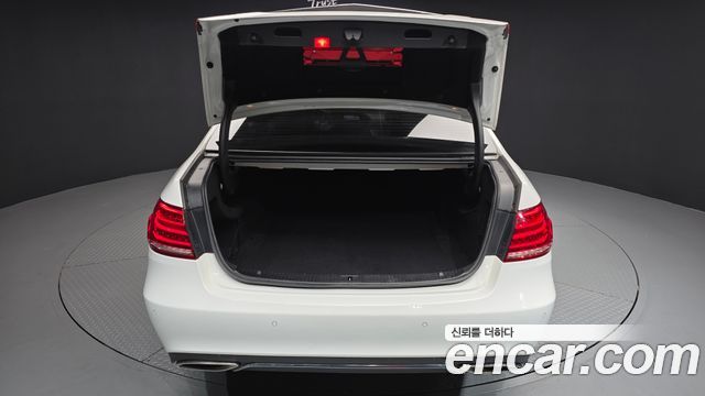Mercedes-Benz E-Class 2014 — photo 20