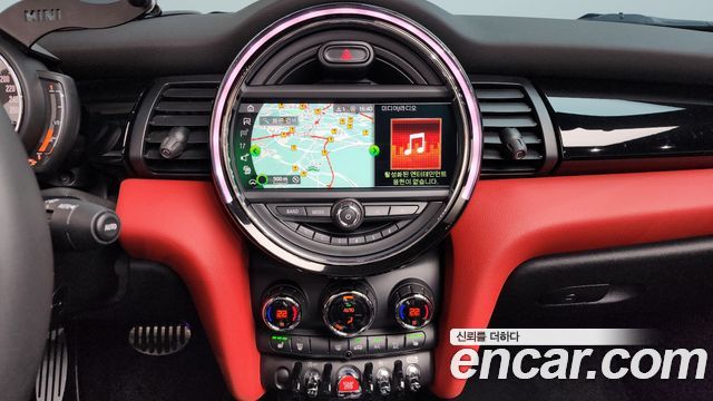 Mini Cooper Convertible 2020 — photo 15
