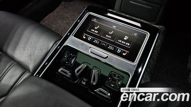 Audi A8 2021 — photo 16