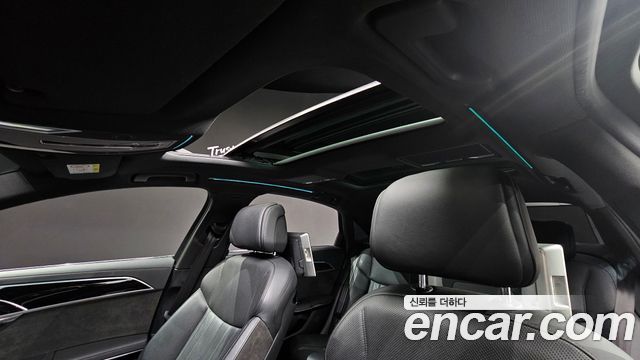 Audi A8 2021 — photo 18