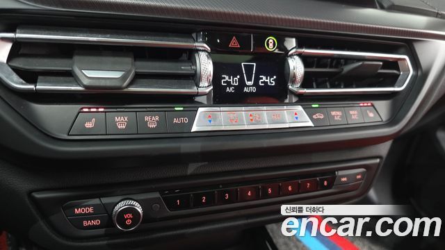 BMW 1-Series 2022 — photo 16