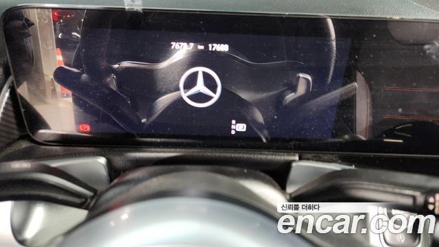 Mercedes-Benz GLB-Class 2023 — photo 8