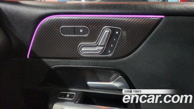 Mercedes-Benz GLB-Class 2023 — photo 12