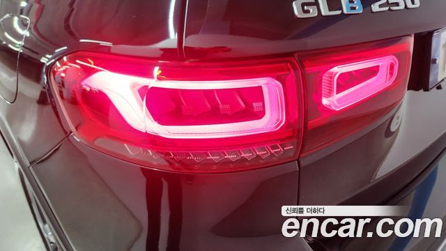 Mercedes-Benz GLB-Class 2023 — photo 18