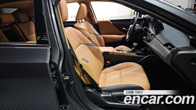 Lexus ES 2023 — photo 10