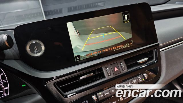Lexus ES 2023 — photo 15