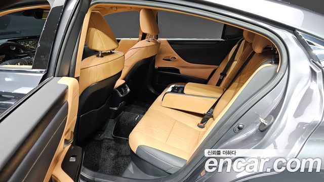 Lexus ES 2023 — photo 16