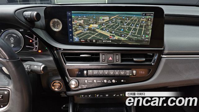 Lexus ES 2023 — photo 18