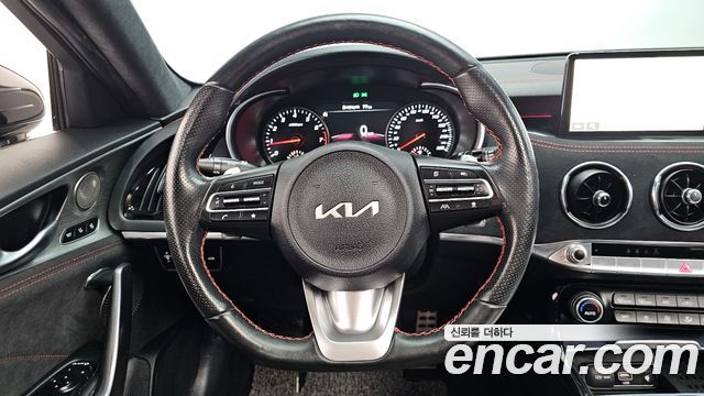 Kia Stinger 2023 — photo 13