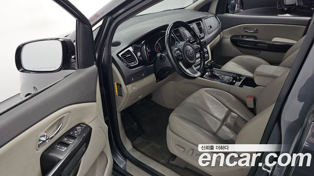 Kia Canival 2016 — photo 11