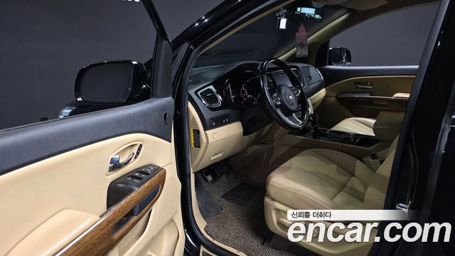 Kia Canival 2016 — photo 11