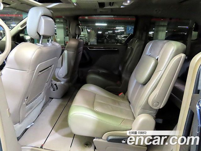 Chrysler Grand Voyager 2011 — photo 11
