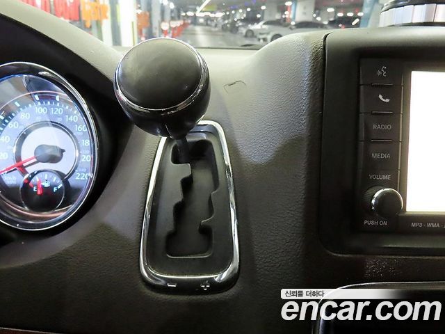 Chrysler Grand Voyager 2011 — photo 13