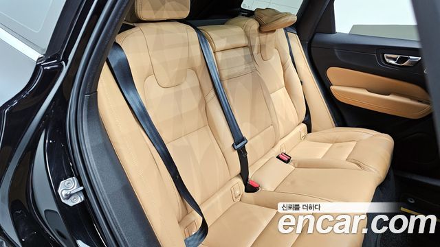 Volvo XC60 2021 — photo 12