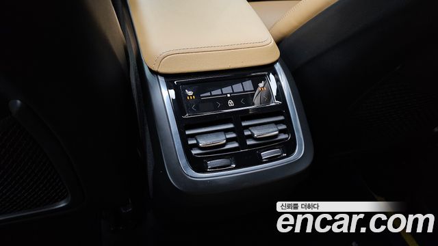 Volvo XC60 2021 — photo 18