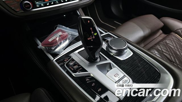 BMW 7-Series 2021 — photo 9