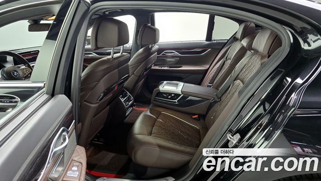 BMW 7-Series 2021 — photo 11