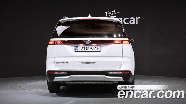 Kia Canival 2021 — photo 4