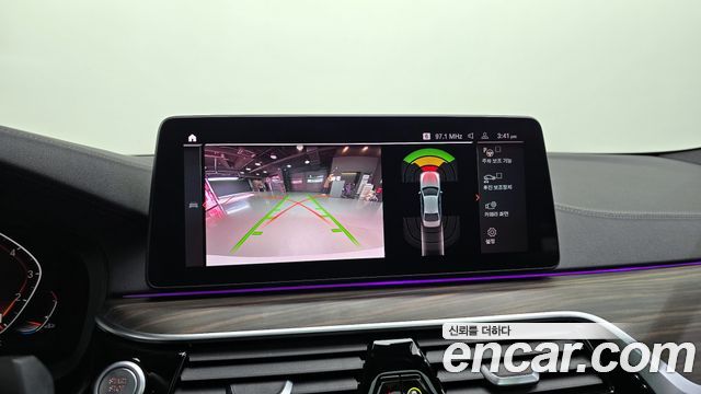 BMW 5-Series 2021 — photo 16