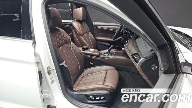 BMW 5-Series 2021 — photo 10