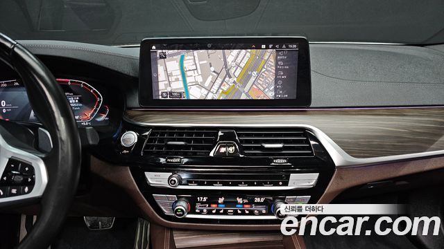 BMW 5-Series 2021 — photo 14
