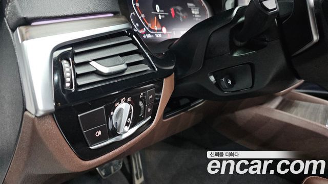 BMW 5-Series 2021 — photo 16