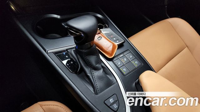 Lexus UX 2024 — photo 9
