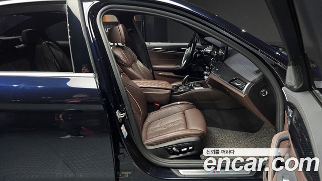 BMW 5-Series 2021 — photo 11