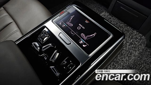 Audi A8 2021 — photo 18