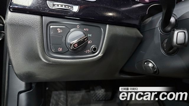 Audi A8 2011 — photo 17