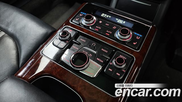 Audi A8 2011 — photo 18