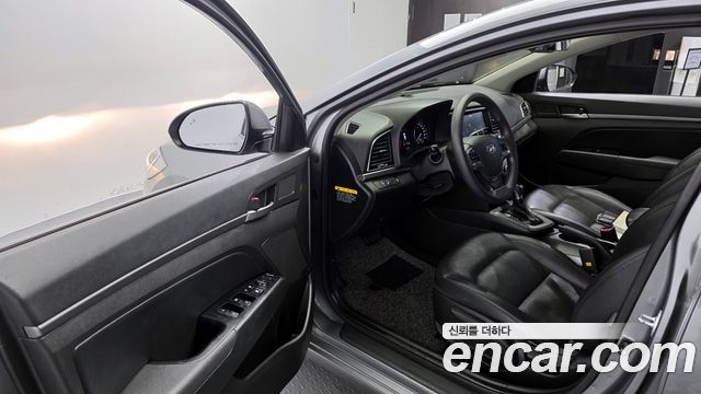 Hyundai AVANTE 2018 — photo 11