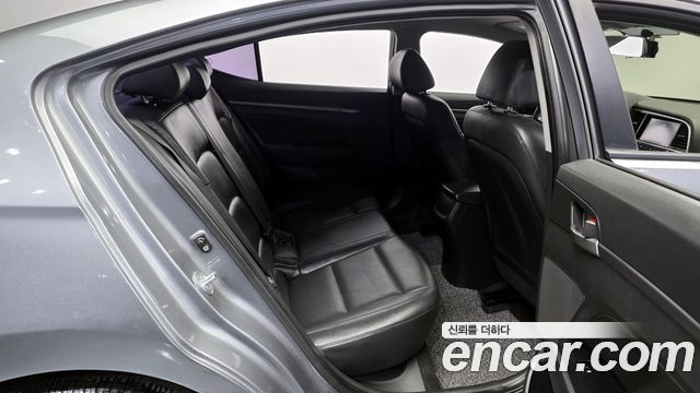 Hyundai AVANTE 2018 — photo 12