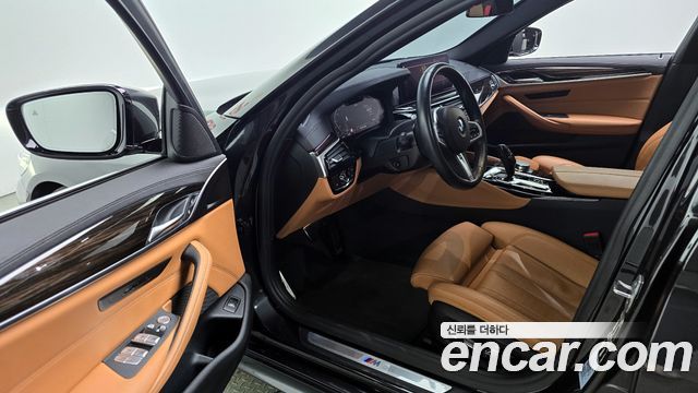 BMW 5-Series 2022 — photo 10
