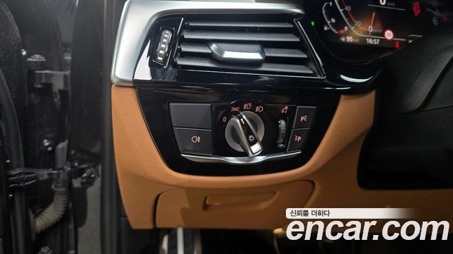BMW 5-Series 2022 — photo 13