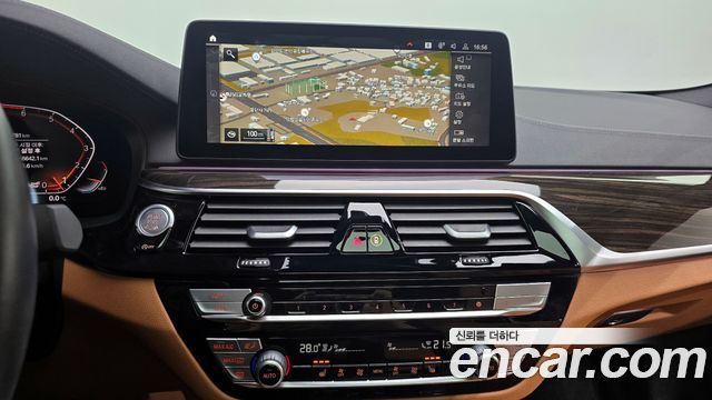 BMW 5-Series 2022 — photo 15