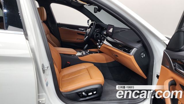 BMW 5-Series 2022 — photo 10
