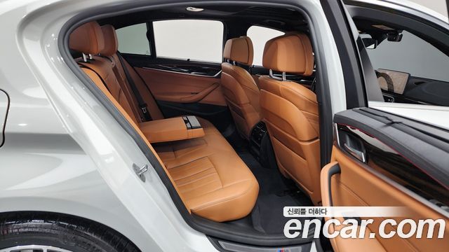 BMW 5-Series 2022 — photo 11