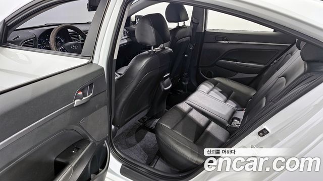 Hyundai AVANTE 2018 — photo 11