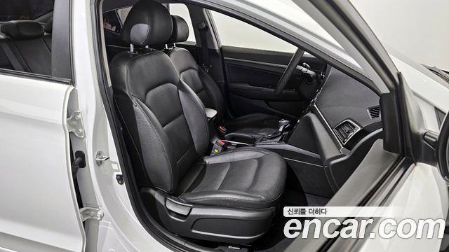 Hyundai AVANTE 2018 — photo 12