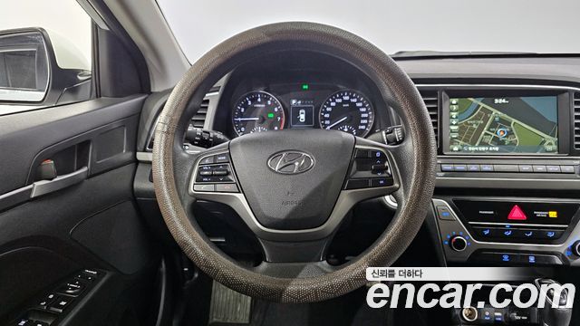Hyundai AVANTE 2018 — photo 13