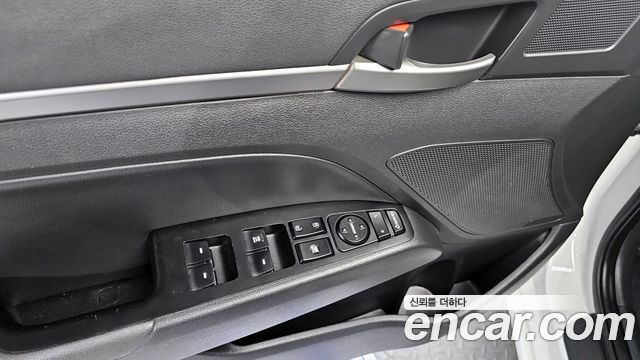Hyundai AVANTE 2018 — photo 14