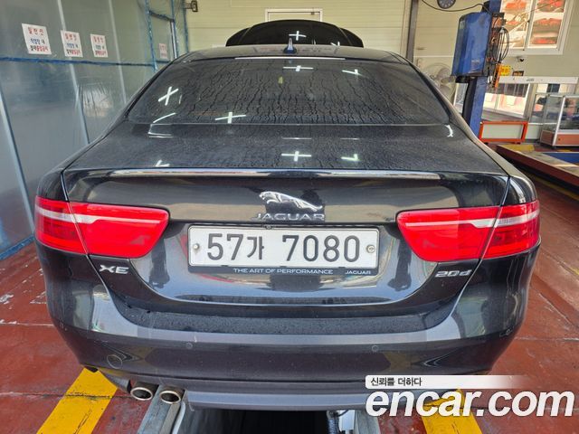 Jaguar XE 2016 — photo 12