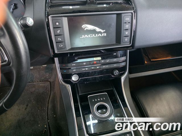 Jaguar XE 2016 — photo 15