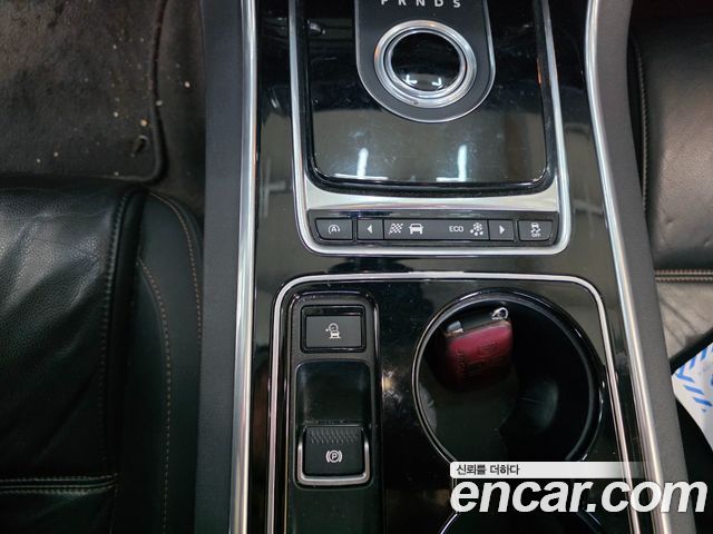 Jaguar XE 2016 — photo 16