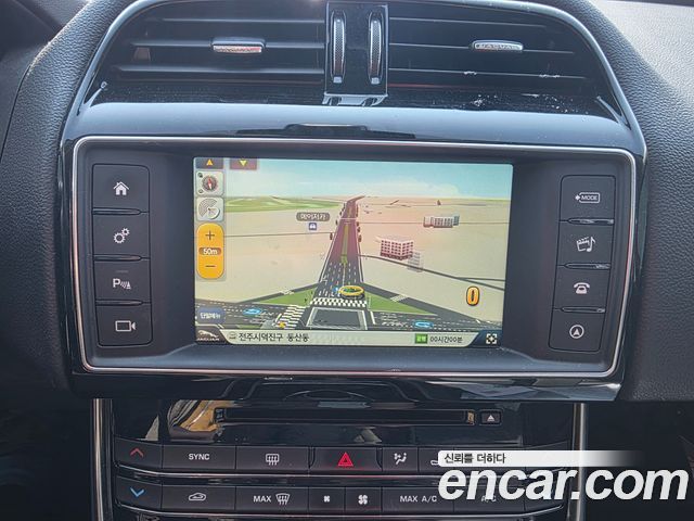 Jaguar XE 2016 — photo 18