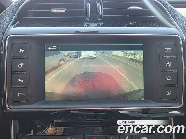 Jaguar XE 2016 — photo 19