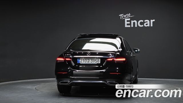 Mercedes-Benz E-Class 2022 — photo 4